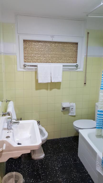 Hostal Residencia Catalina Palamos Exterior photo